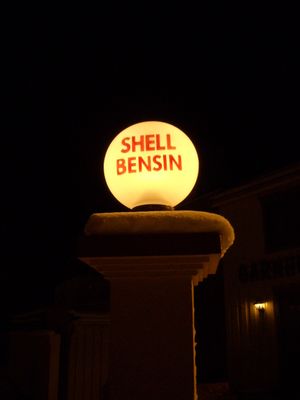 Shell-stasjonen lampe Strandg. 1 Mosjoeen.jpg