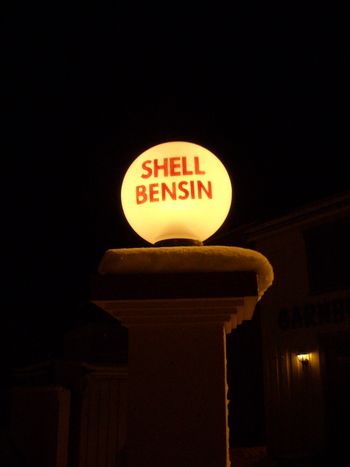 Shell-stasjonen lampe Strandg. 1 Mosjoeen.jpg
