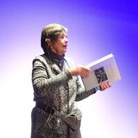 Sidsel Sandelien introduserer Dag Bjørnlands bok.