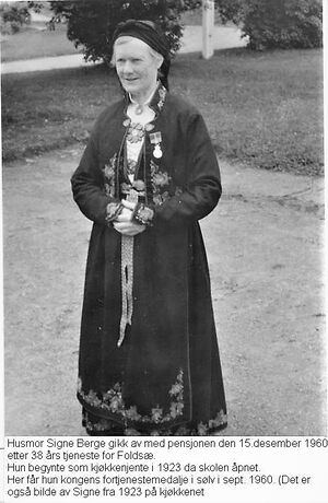 Signe Berge sept. 1960 med kongens fortenestemedalje.jpg