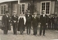 Løhne, Larsgard og Reinton saman med tre songarar utanfor Fjellvang i 1929. Ukjent fotograf.