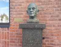 Byste av Sigurd Kloumann utenfor Aluminiummuseet, utført av Dyre Vaa. Foto: Stig Rune Pedersen