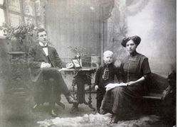 Sigurd og Julie Hoel med Arne.