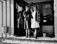 Sigvald Isaksen, Ingrid Berntsen, Solfrid Gunberg med Anne Sletten i bakrunnen.