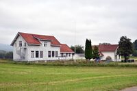 Austad skole, nedlagt i 2007. Til høyre, Austad gamle skole. Foto: Roy Olsen (2023).