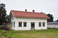 Austad gamle skole, oppført i 1878 og nedlagt i 1927. Solgt til privatperson i 2021. I dag, skolemuseum. Disponeres av Siljan Historielag og leies ut til arrangementer for mindre grupper. Foto: Roy Olsen (2023).