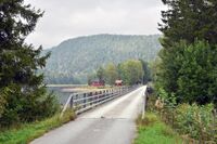 Veien går oppå den 204 meter lange Gorningdammen. Foto: Roy Olsen (2023).