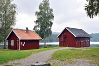 Kisteveien 48 og 50, damstua og båthuset ved Gorningdammen. Foto: Roy Olsen (2023).