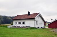 Nr. 70, Tidligere Moholt skole, oppført i 1896, påbygd i 1947 og ombygd i 1952. Nedlagt i 1965. Nå grendehus.