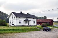 Nr. 71, Nordre Moholt. Her ble det drevet skole i en del av huset før egen skolestue ble bygd. Foto: Roy Olsen (2023).