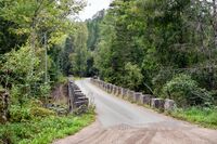 Veien passerer over Kistefossen på Kiste bru. Foto: Roy Olsen (2023).