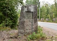 Stein med innfelt bronseplate ved bruas vestende. «KISTE BRO». Bro Foto: Roy Olsen (2023).