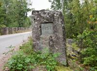 Stein med innfelt bronseplate ved bruas vestende. «F.M.T 1915» (Fritz Michael Treschow). Foto: Roy Olsen (2023).