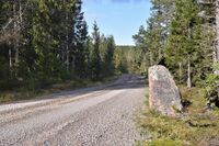 Rauberenveien, fylkesgrensestein mellom Telemark og Buskerud. Foto: Roy Olsen (2023).