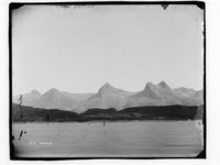 27. Sjøen med en fjellkjede i bakgrunn - NB MS G4 0605.jpg