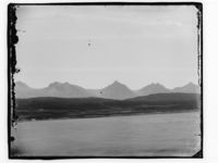 29. Sjøen med høye fjell i bakgrunn - NB MS G4 0710.jpg