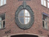 På hjørnet av Sjøfartsbygningen angis årstallet for ferdigstillelsen, 1915. Foto: Stig Rune Pedersen