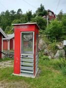 Telefonkiosk ved Sjølingstad Uldvarefabrik i Mandal. Foto: Hilde Eika (2024)