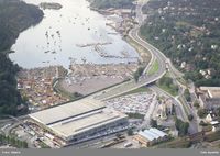 Messehallen med Sjølystveien bak og Drammenbanen i bro over Drammensveien nede til høyre. Bestum og Bestumkilen i bakgrunnen. Foto: Widerøes Flyveselskap/Oslo byarkiv (1966).