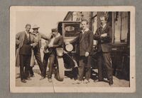 Kaare Iversen dro til sjøs som ung mann. Her i land på ukjent sted. Det er Kaare som lener seg inntil bilen.