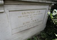 Inskripsjon på sjømannskirkens vegg forteller at kronprins Olav var til stede ved åpningen i 1927. Foto: Stig Rune Pedersen