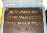 Del av plakett inne i Sjømannsskolen. Foto: Stig Rune Pedersen