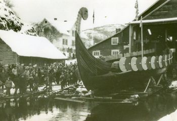 Sjøsetting av vikingskip på Lunde båtbyggeri Tysnes i Sunnhordland 1957.jpg