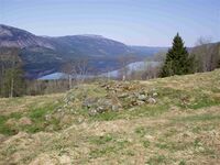 Sjaaberg under gnr. 93/1 Foldsæ. Muren her syner tufta etter ein tradisjonell bygning med stove og kammers. Namnet Sjåberg er i samsvar med den praktfulle utsikten! Foto: Olav Momrak-Haugan. Årstal ukjent.