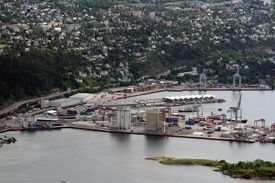 Sjursøya med Kneppeskjærutstikkeren bak og Søndre Bekkelagskai (til venstre) og Ormsundkaia (til høyre) bak denne. Foto: GAD (2015).