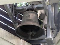 Kirkeklokke i støpul ved Skårer kirke i Lørenskog, produsert av Olsen Nauen (1978). Foto: Stig Rune Pedersen