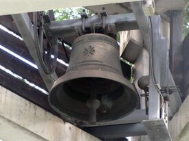 Kirkeklokke i støpul ved Skårer kirke i Lørenskog, produsert av Olsen Nauen (1978). Foto: Stig Rune Pedersen