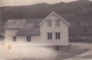 Skøelv-samvirkelagets første bygning.jpg