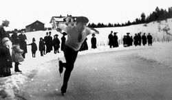 Skøyteløp på Pumpevika, Slora, 1910. Aksel Eriksen var den første skøyteløperen på Strømmen med ekte lengdeløpskøyter. Småbruket Vassøya i bakgrunnen har i dag adressen Holmsens vei 75b. Mye av Slora var den gang permanent dekket av vann, fordi demningen ved verkstedet var rundt 1,5 meter høyere enn i dag.
