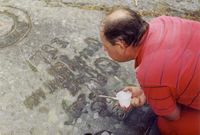 Rensing av innskrift ved gruvene ved Per Halvor Sælebakke fra Norsk Bergverksmuseum. Foto: Arne Thorkildsen (1991). .