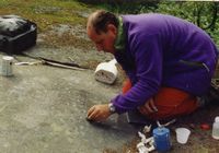 Rensing av innskrift ved gruvene ved Per Halvor Sælebakke fra Norsk Bergverksmuseum. Foto: Arne Thorkildsen (1991). .