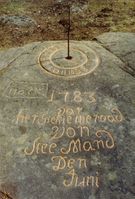 Innskrift ved soluret etter rensing: «1783 var her Geiheimeraad von Stee Mand Den 4 Juni». Foto: Arne Thorkildsen (1991). .