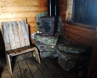 Heimesnikra stol, naturtrapp og dør høgt oppe på veggen, så snøen ikkje stengjer klatrarar og turfolk inne. Foto: Marianne Wiig, 2018.