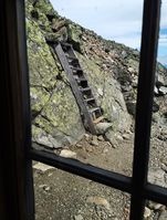 Trappa ned frå Hallingskarvet til berghylla der klatrehytta Skarvereiret ligg på 1749 moh. Foto: Marianne Wiig, 2018.