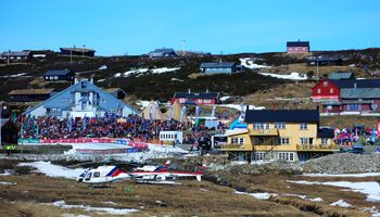 Fra målområdet i sentrum av Ustaoset i 2011, da snøen var gått i "lavlandet". Deltakerne i lang rekke nedover Nystølvegen overfor nye Osestølen (det trekantede huset). Foto: Marianne Wiig, 2011.