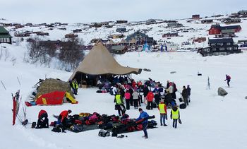 Det er mye logistikk som skal på plass. Her oppbevaring av bagasje i utkanten av målområdet. Foto: Marianne Wiig, 2015.