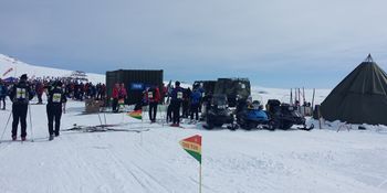 Sikkerheten er avgjørende i et turrenn med over 12000 deltakere i opptil 1450 meters høyde. Skutere og weaseler med mannskap må holdes i beredskap. Her ved en av drikkestasjonene. Foto: Marianne Wiig, 2015.