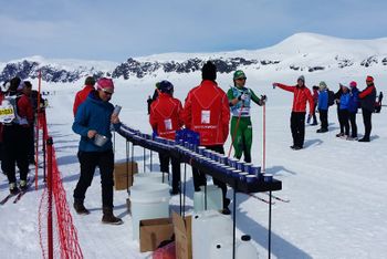 Mindre trengsel ved drikkestasjonen for de aktive. Her blir Astrid Uhrenholdt Jacobsen servert styrkedrikk ved Hellevatn. Foto: Marianne Wiig, 2015.