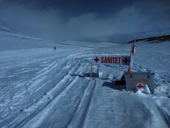 Forlatt sanitetsutstyr ved Skarverennet 2018, som ble avlyst. Foto: Marianne Wiig, 2018.
