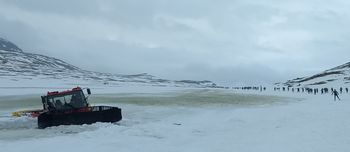 En tråkkemaskin som har havarert. Svært vanskelige forhold under Skarverennet 27. april 2019. Vårløsinga var i full gang med åpne bekker og svært skarpt føre. Dessuten regn, tåke og sterk motvind i høyden. Foto: Marianne Wiig, 2019.
