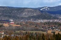 Vestre Bærum og Kolsås sett fra Skaugumåsen. Til venstre i forgrunnen skimtes behandlingsinstitusjonen Bjerketun. Foto: Leif-Harald Ruud (2021).