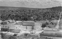 Skedsmo rådhus nybygg i 1957. Nederst til høyre Folkets Hus med uthus, og foran dette Samfundsbygningen.Foto: Akershusbasen.