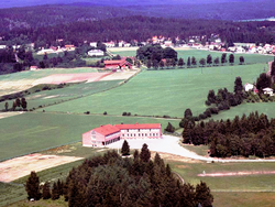 Skeidismoområdet sett fra Skedsmovollen mot Huseby. Sten Tærud skole i forgrunnen.
