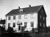 Skedsmo Sparebank som ble opprettet i 1865, fikk sitt eget lokale i 1930. Huset blir kalt Tingvoll. Fotografi fra 1940.