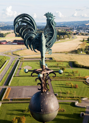 Skedsmo kirke værhane A Glen Haldorsen.PNG