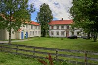 Også selve tunet på Skedsmo prestegård er fredet. Foto: Leif-Harald Ruud (2022)